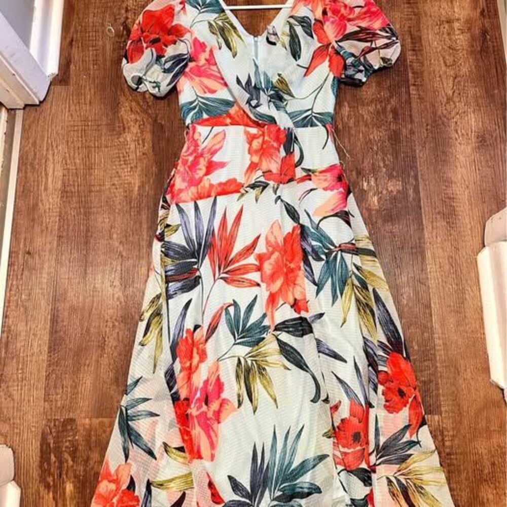 Women's (size 6)  floral midi / maxi dress in excellent condtion!